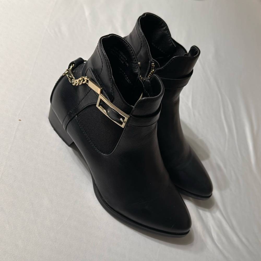 Boots with chain